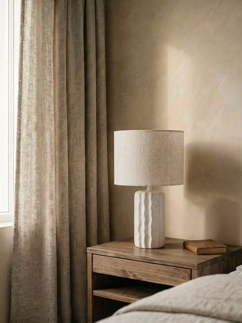 Nure lampada da tavolo bianca in ceramica e tessuto Kenay Home H 40 cm x L 23 cm x P 23 cm