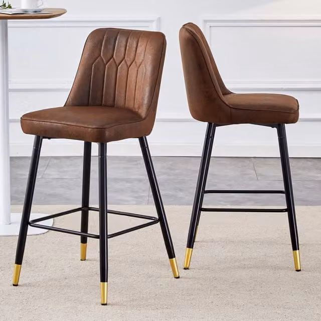 Set di 2 sgabelli da bar, alti 100 cm, in tessuto tecnico marrone con struttura in metallo nero e comodo poggiapiedi. Disponibili in diversi colori: l