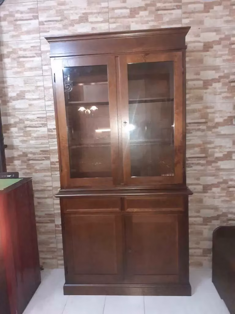 Cristalliera in legno noce stile arte povera con ante in vetro e cassetti, colore noce, L: 103 cm, P: 42 cm, H: 205 cm - Mobili 2G – 2