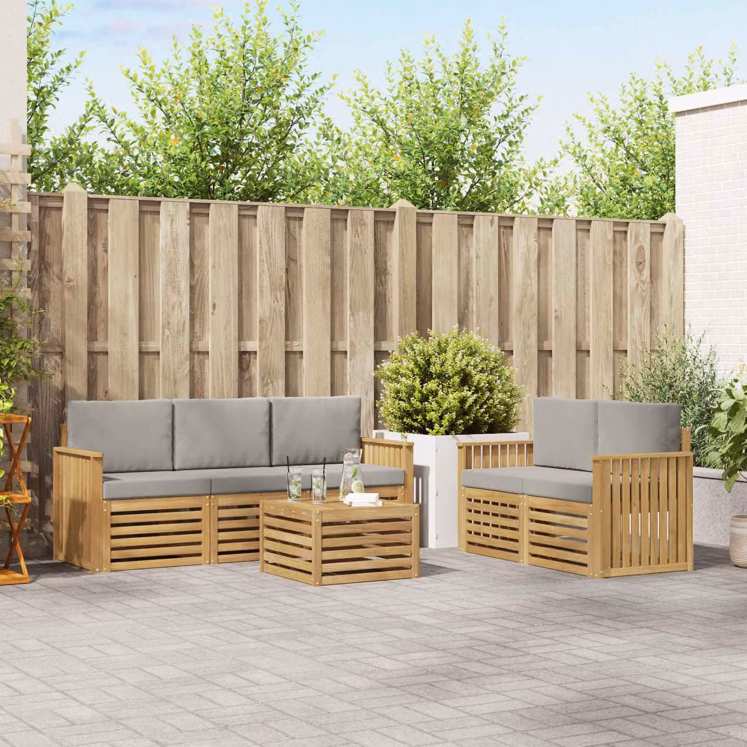 Set di divani da esterno vidaXL a forma di L con tavolino da giardino, composto da 6 pezzi in legno di acacia e tessuto bianco e grigio