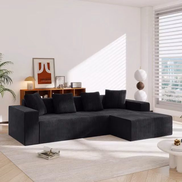 Divano angolare MIVRAY a 3 posti in velluto a coste nero con chaise longue reversibile e quattro cuscini inclusi L 261 x P 165 x H 85 cm