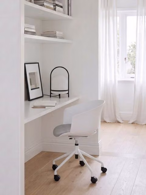 Sedia da ufficio moderna Glide Kenay Home in polipropilene e metallo, bianco e grigio, girevole con ruote