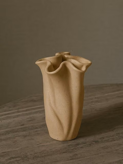 Vaso da tavolo Flower in ceramica beige Kenay Home H: 19 cm, L: 16 cm, P: 16 cm