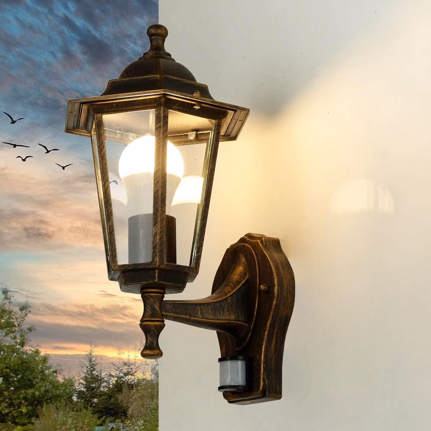 Lampada da parete esterna in stile rustico con sensore, finitura in rame anticato, grado di protezione IP44, attacco E27