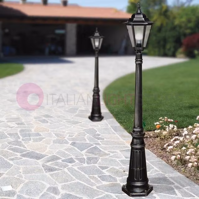 DAFNE MEDIA Lampione h.154 Lanterna Esagonale Classica esterno Giardino COLORE DIFFUSORE: TRASPARENTE, COLORE STRUTTURA: NERO-ARGENTO