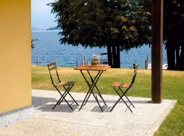 Set Tavolo e 2 Sedie da Giardino Pieghevoli Bistrò in Ferro e Legno di Acacia