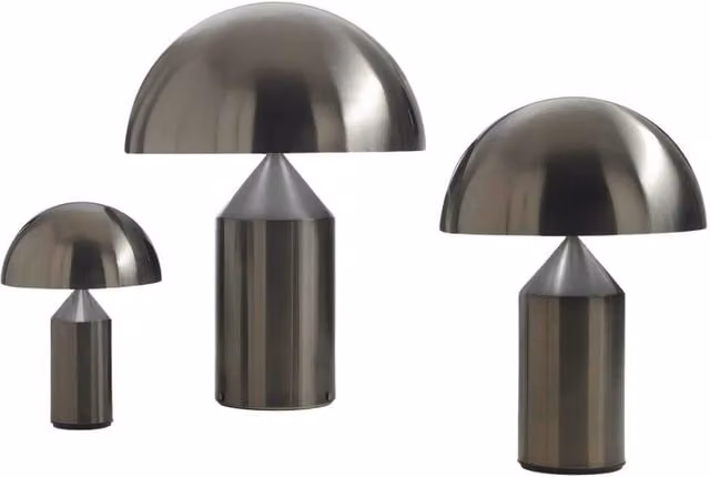 Lampada da tavolo Oluce Atollo in metallo argento con tecnologia LED dimmerabile