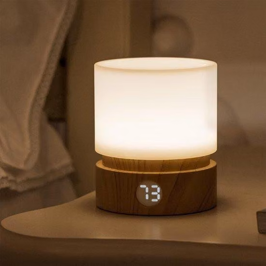 Lampada da notte a LED dimmerabile con effetto legno, classe energetica A+, funzione di aiuto al sonno e timer