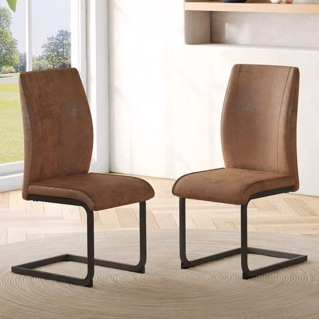 Set di due sedie da pranzo marroni in tessuto tecnico, dal design ergonomico, comode ed esteticamente gradevoli. Gambe in metallo nero.