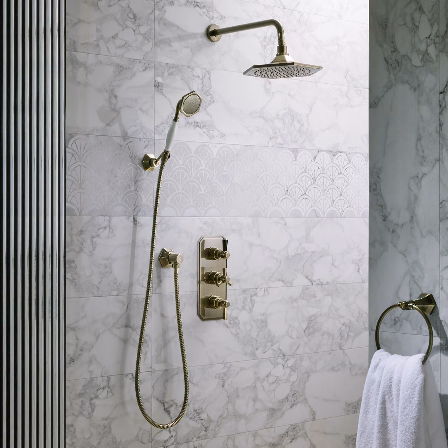 Sistema Doccia con Miscelatore Termostatico con Soffione e Doccetta Art Deco (2 vie) - Ottone Spazzolato - Earlham