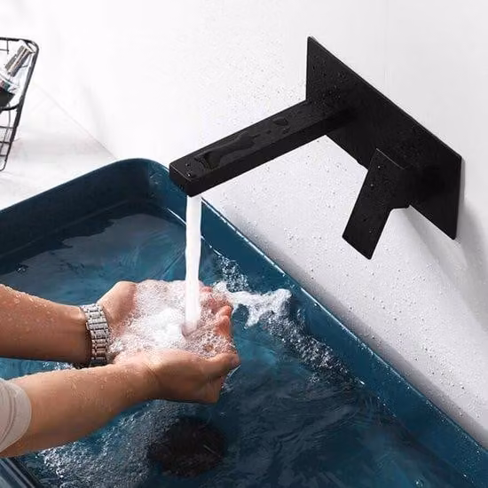 Azomor: elegante rubinetto da parete nero con bocca a cascata per bagno o lavabo