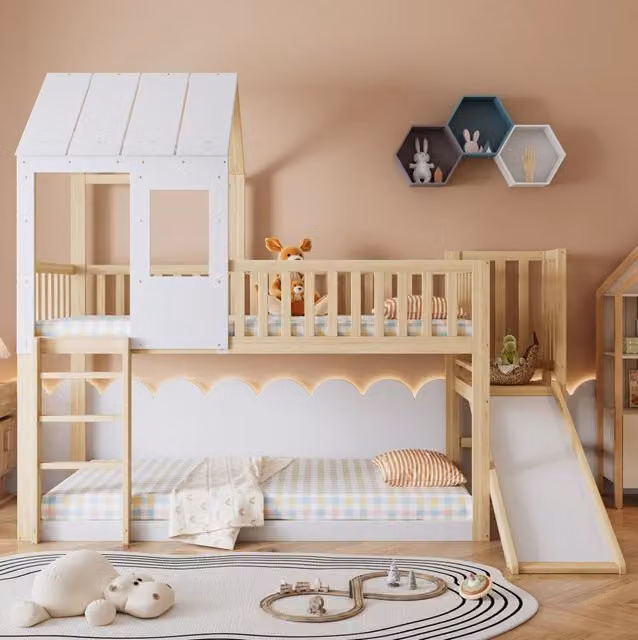 Letto a castello con scivolo; tetto e finestra; 90x200 cm; legno naturale