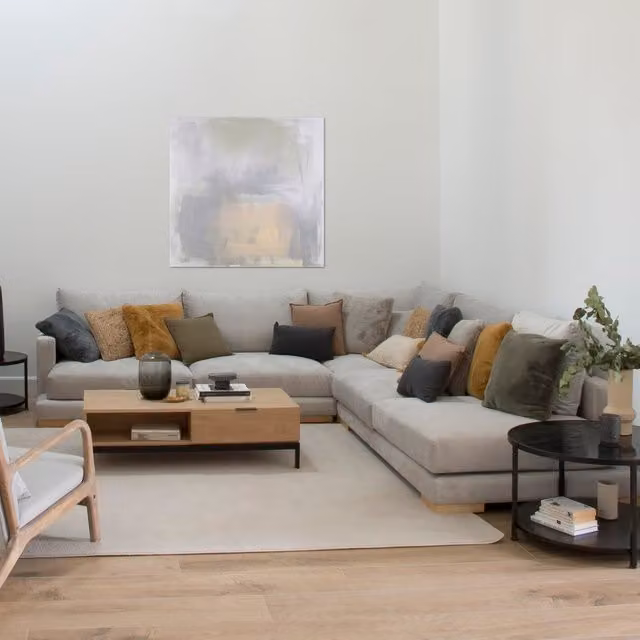 Divano angolare a destra Luxor Living da 5 posti in tessuto grigio con chaise longue e cuscini coordinati