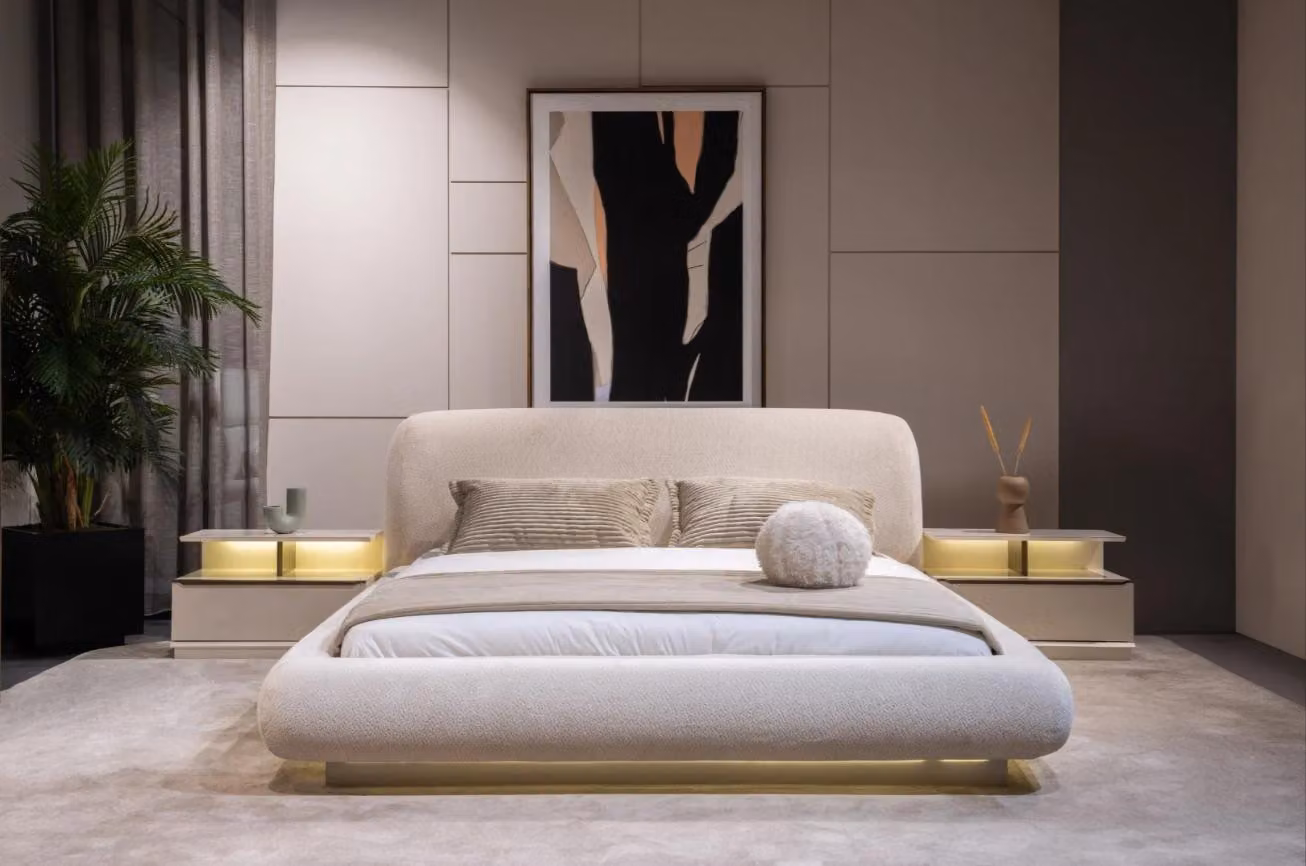 Set da camera da letto: letto e 2 comodini, beige, stile moderno, accogliente e luminoso