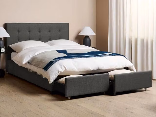 Letto contenitore matrimoniale Beliani imbottito in tessuto grigio con cassetti e rete a doghe L/P/H: 140 x 200 x 153 cm – 1