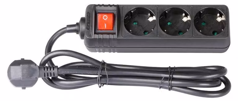 Adam Hall Cables 8747 S3 - Presa di corrente a 3 vie con interruttore