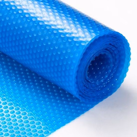Copertura solare per piscine interne ed esterne, dimensioni 40 x 20 cm, realizzata in materiale PE da 12 mm, con proprietà isolanti termiche e che riduce le perdite per evaporazione