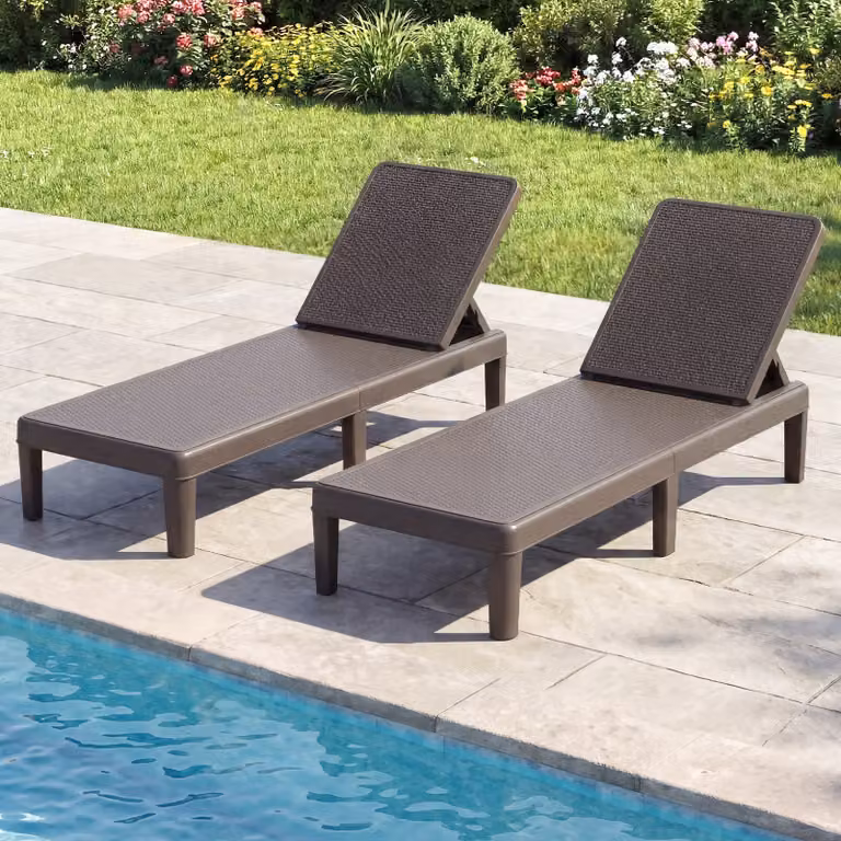 Set di 2 lettini prendisole da giardino Costway in rattan marrone con schienale regolabile a 4 livelli e resistenza alle intemperie