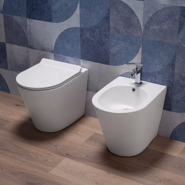 Sanitari a Terra Filo parete con Sedile Soft Close e Risparmio I