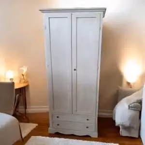Armadio porta scope e ripostiglio KIVIO in legno di abete bianco shabby chic con ante a battente e 2 cassetti L/P/H: 87 x 40 x 192 cm
