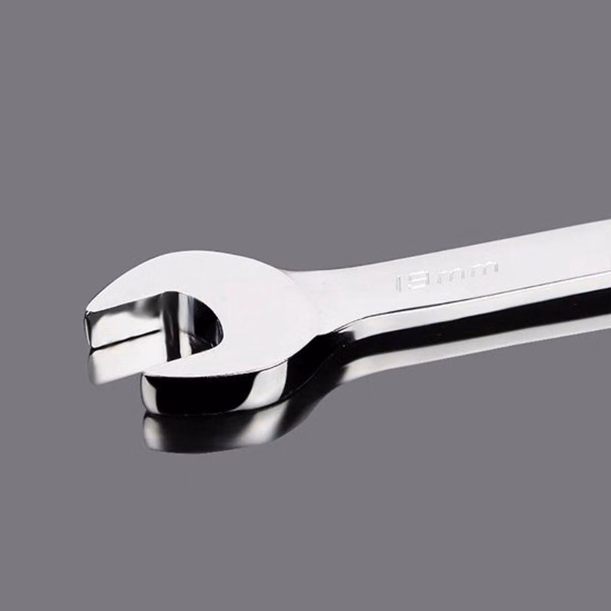 Chiave a bussola da 19 mm - Acciaio cromo-vanadio - Finitura a specchio - Elevata capacità di coppia - Trattamento termico professionale - Tecnologia a 72 denti