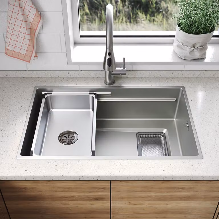 SONNI: Lavello quadrato a bordo sottile, dimensioni 70 x 44 x 22,4 cm, trattamento Nano-Argento, con griglia rettangolare, cestello per scolatura e rubinetto