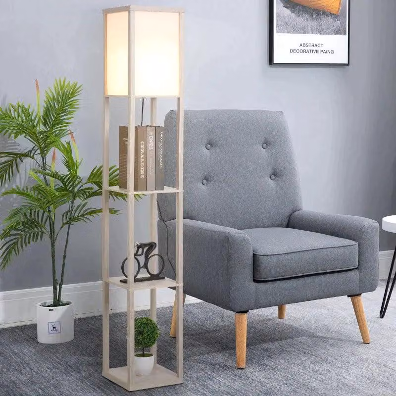 Lampada da terra con ripiani e spazio contenitivo | Colore: Noce chiaro e bianco | Dimensioni: 26x26x160 cm