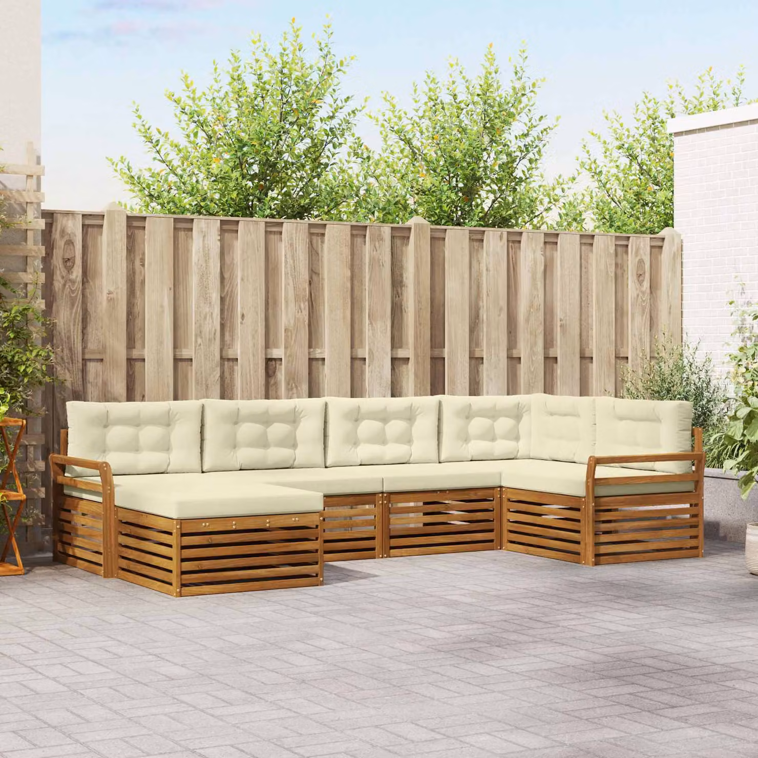 Set di divani da esterno vidaXL in legno di acacia con cuscini, composizione a L con pouf, colore beige e bianco
