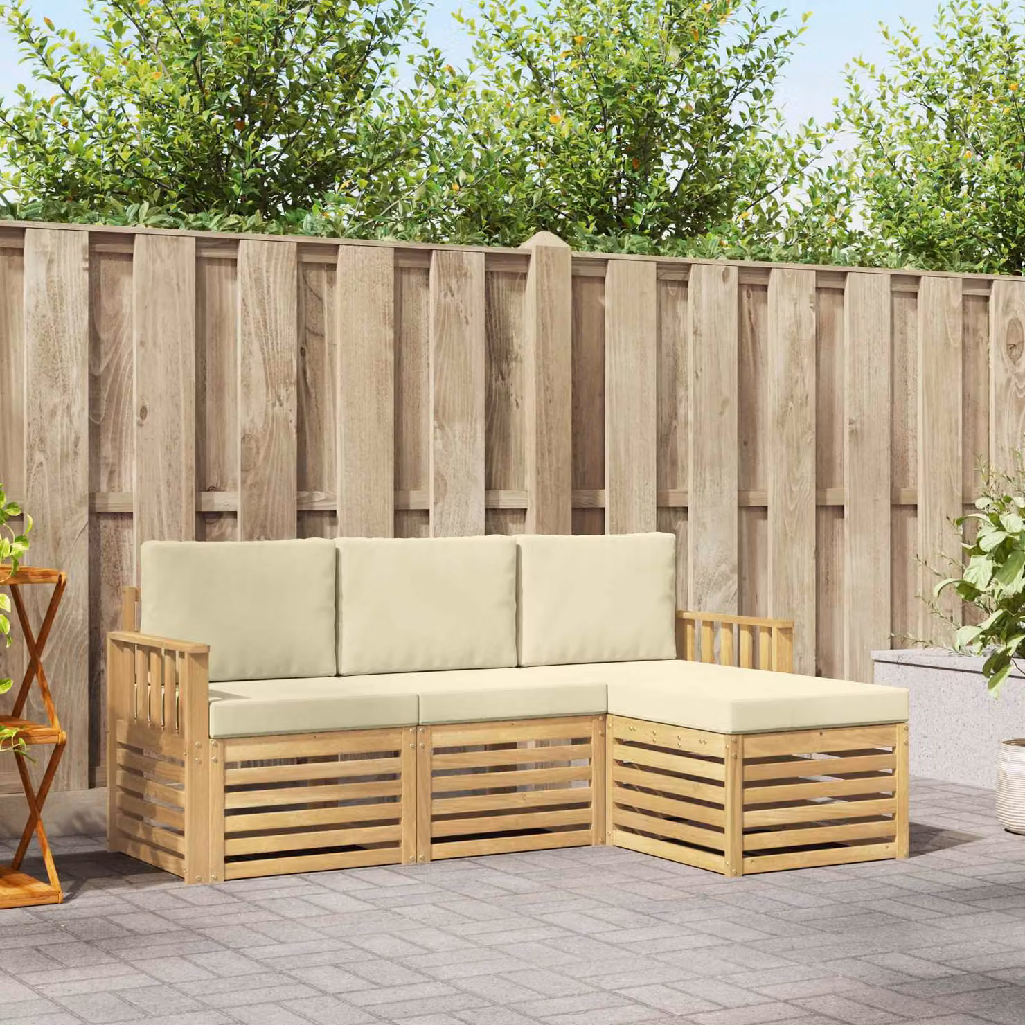 Set di divani da esterno vidaXL a forma di L composto da 4 pezzi in legno di acacia con cuscini bianchi e beige