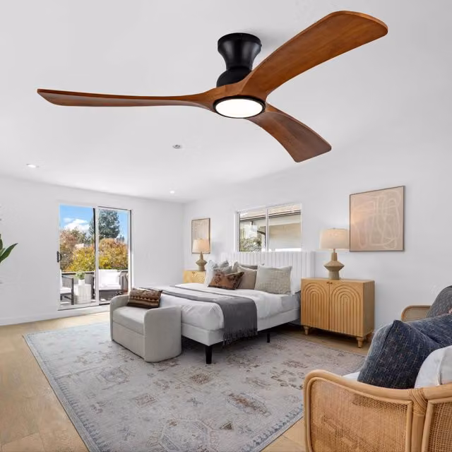 Ventilatore da soffitto con 3 pale in legno massello; LED dimmerabile e motore DC reversibile