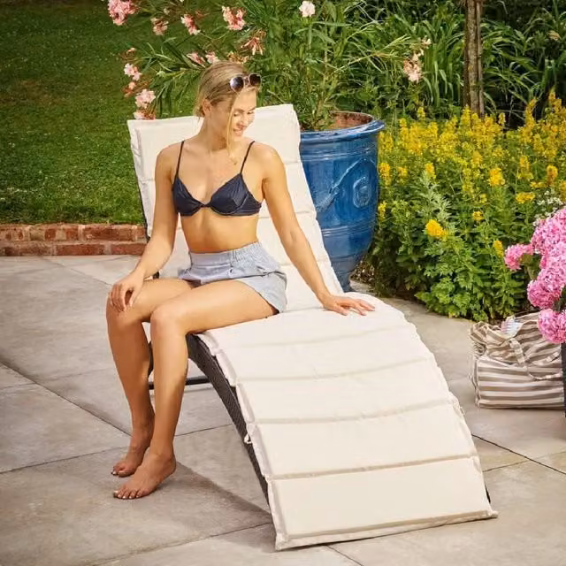 Lettino Sdraio Pieghevole Outsunny in Polyrattan con Cuscino Impermeabile per Giardino e Terrazzo, Colore Nero e Beige