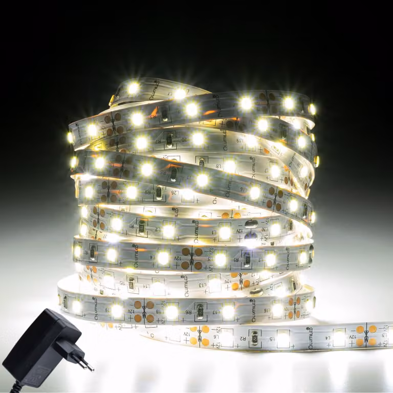 LUMILED striscia LED 5M, 300 LED 12V bianco freddo 6500K, striscia LED 24W, nastro LED SMD IP33 2640 lm striscia luminosa autoadesiva per uso interno casa cucina camera da letto decorazione alimentazione a spina spina UE