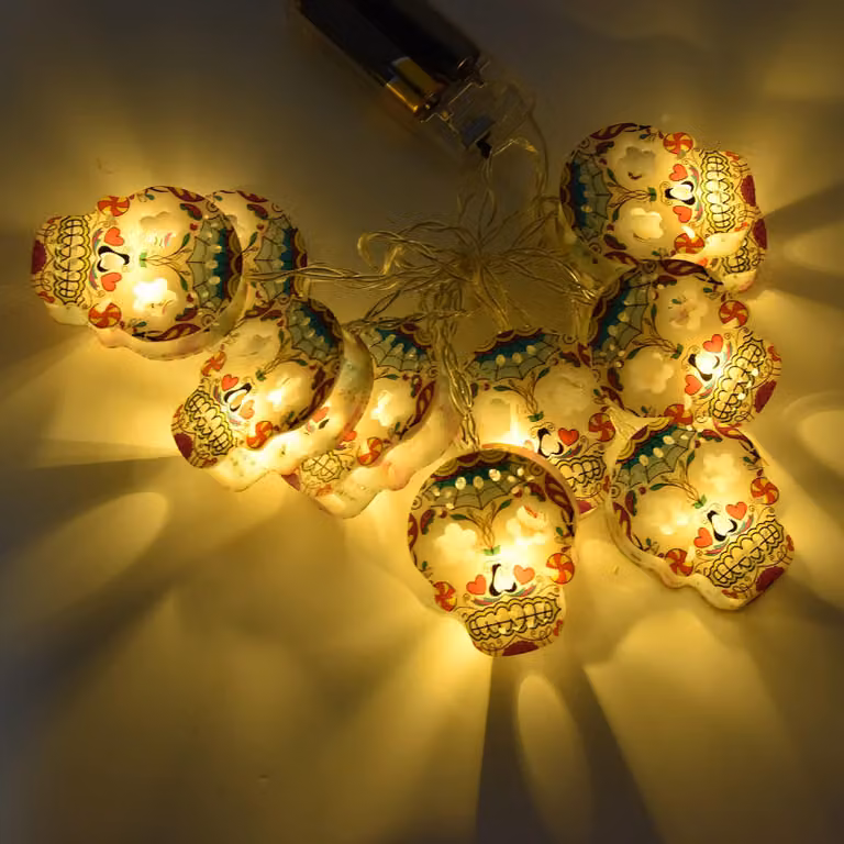 Catena luminosa a tema Halloween, con 10 luci a forma di teschio, alimentata a batteria, lunghezza 125 cm