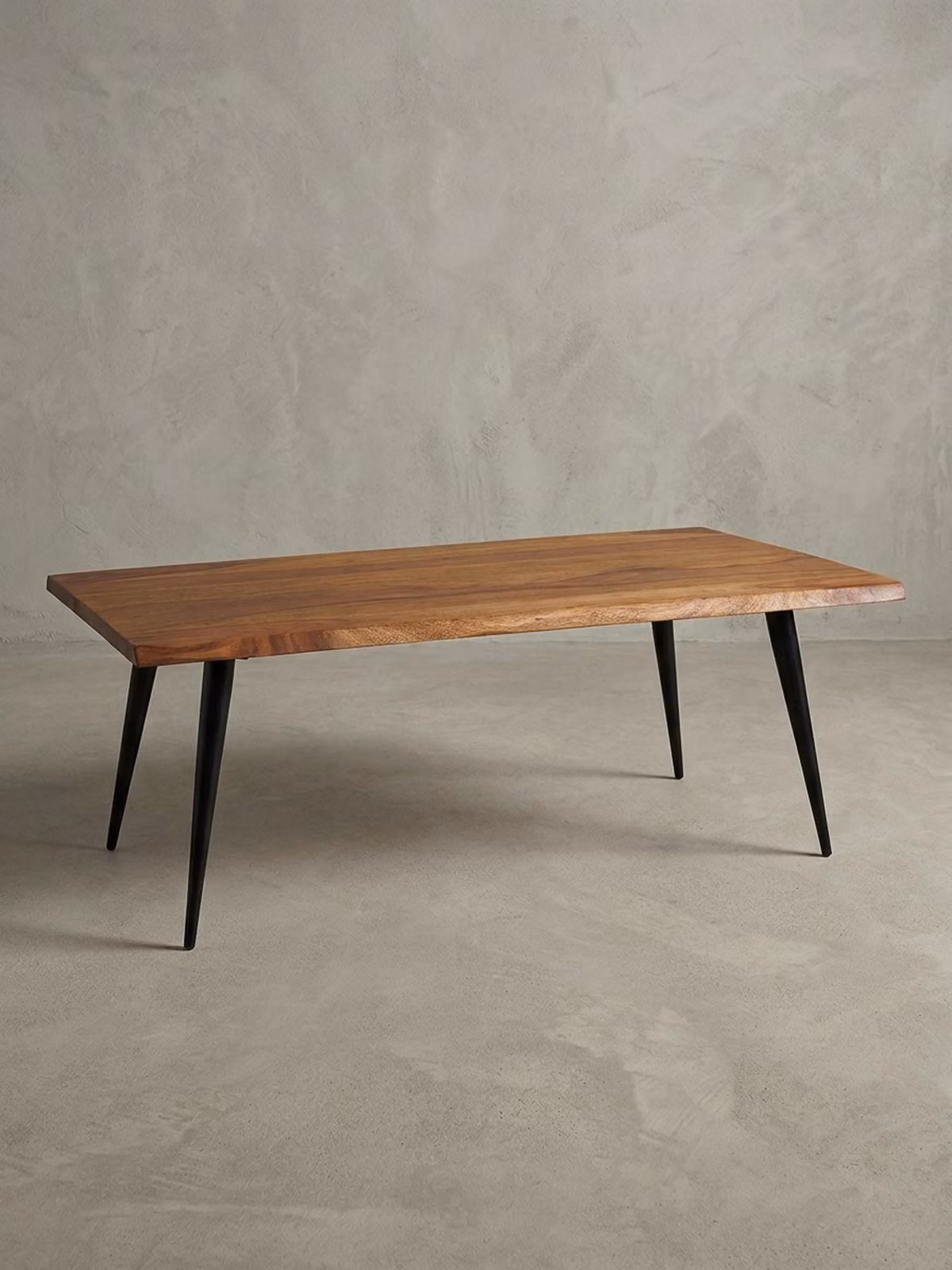 Tavolino Sheesham, legno massello, bordo naturale, struttura in metallo, realizzato a mano con vernice protettiva. 110x60x40 cm | Kadima Design