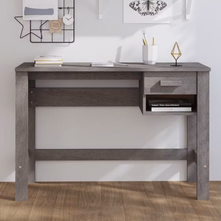 Scrivania grigio chiaro con cassetti e vano aperto, ideale per l'home office