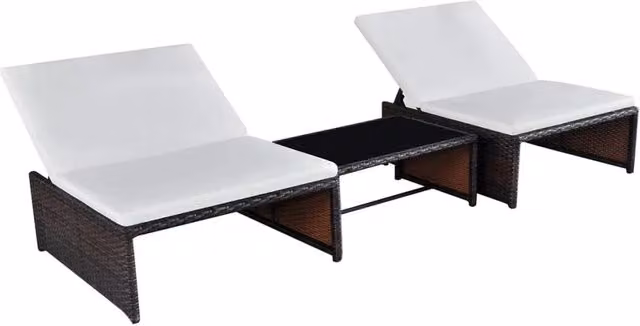 Set di 2 lettini prendisole Outsunny con tavolo in resina intrecciata marrone e cuscini bianchi resistenti alle intemperie