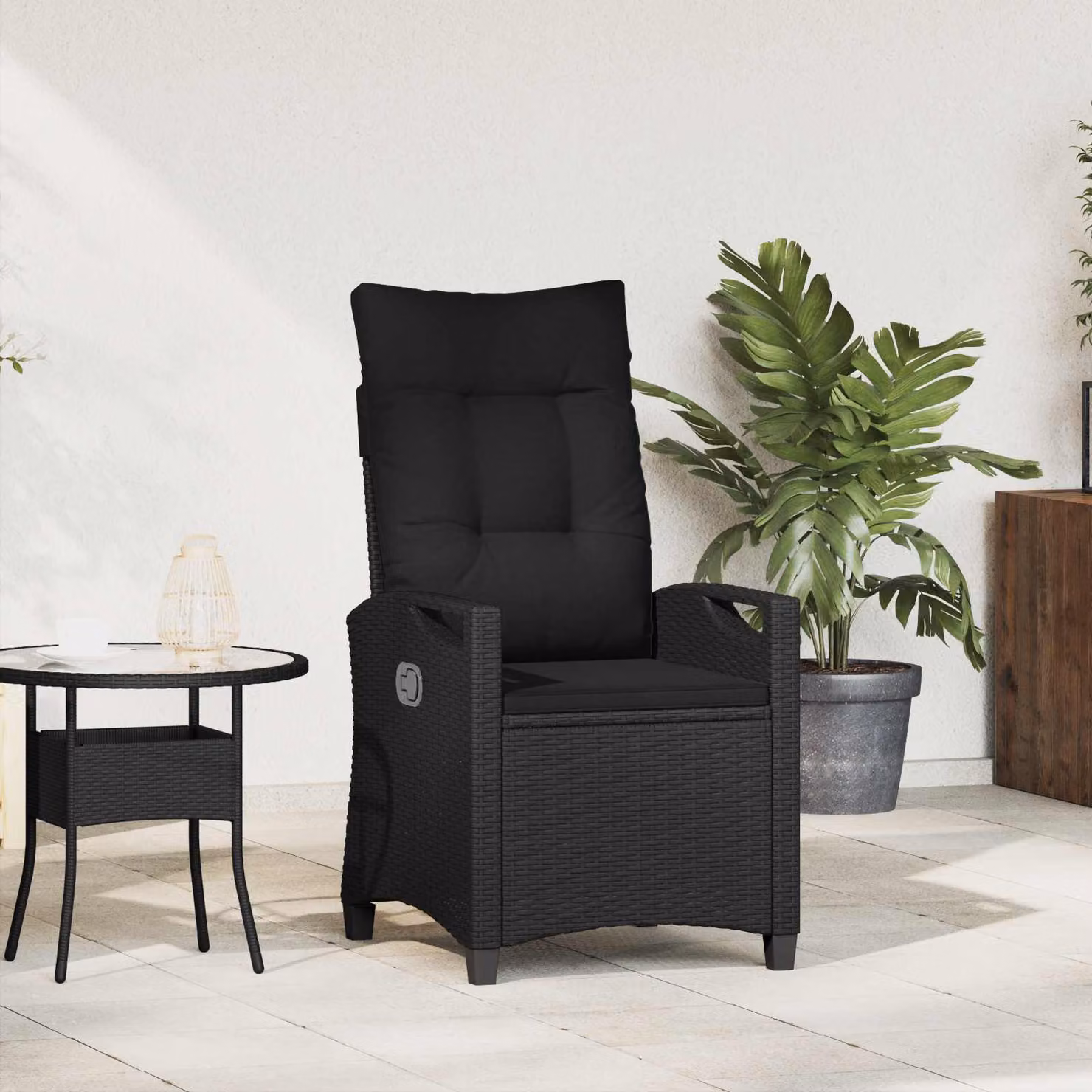 Sedia da giardino reclinabile vidaXL in polyrattan nero con cuscini e braccioli L/P/H: 56 x 60 x 112 cm – 1