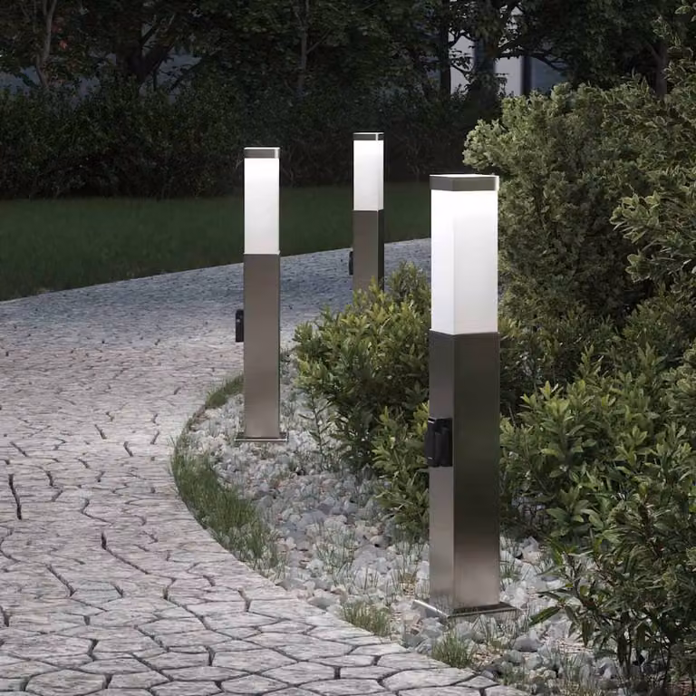Set di 3 lampioni a palo vidaXL in acciaio inox color argento con presa elettrica IP44 per giardino e terrazzo, Altezza: 50 cm