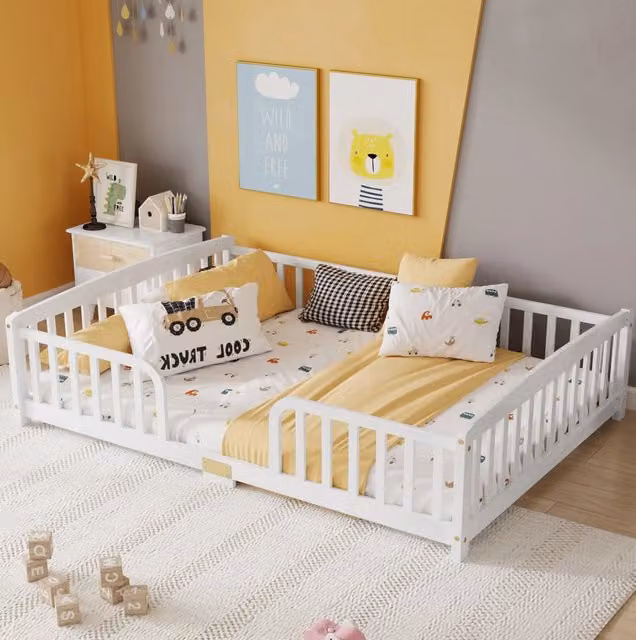 Letto a terra con sponde di sicurezza 140x200 cm in legno di pino bianco con accesso centrale