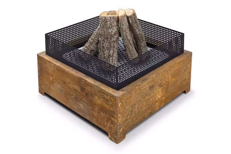 La ciotola e il pozzo per il fuoco del caminetto Favilla sono realizzati in acciaio Corten: un design senza tempo, resistente alle intemperie e durevole. Dimensioni: 55 x 55 x 37 cm, peso: 16 kg