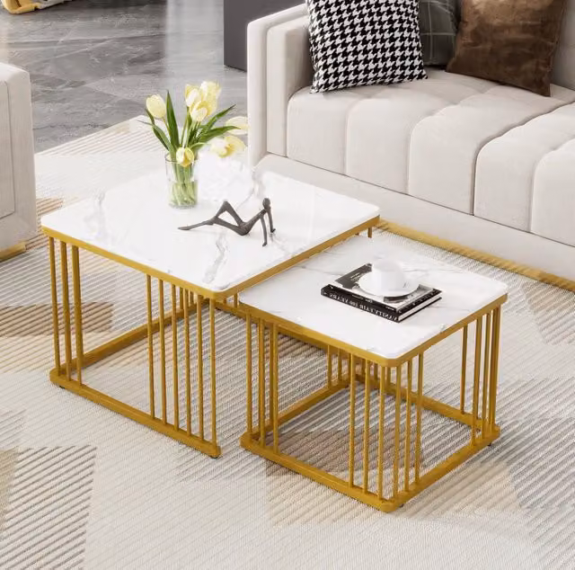 Set 2 tavolini da salotto ULEVR quadrati effetto marmo lucido, 60x60x45 e 45x45x40 cm, bianchi con gambe dorate