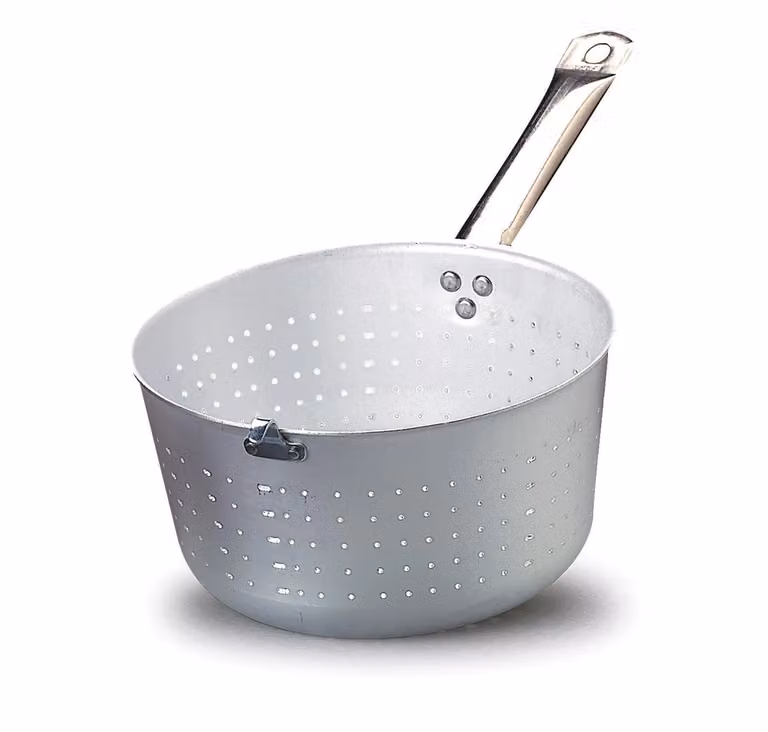 Colapasta in alluminio con un manico e gancio in acciaio Inox