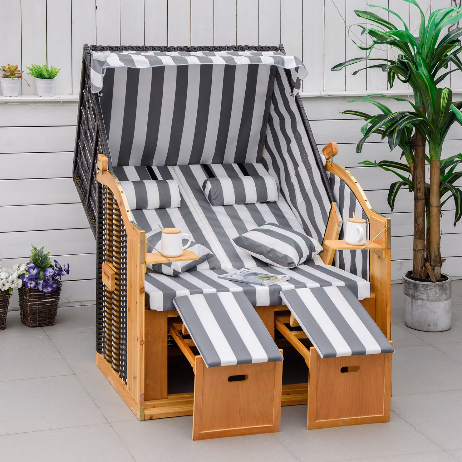 Sedia da spiaggia Outsunny con poggiapiedi, tavolino pieghevole e cuscini per la testa, in legno di mogano trattato, colori beige, grigio e bianco a righe – 2