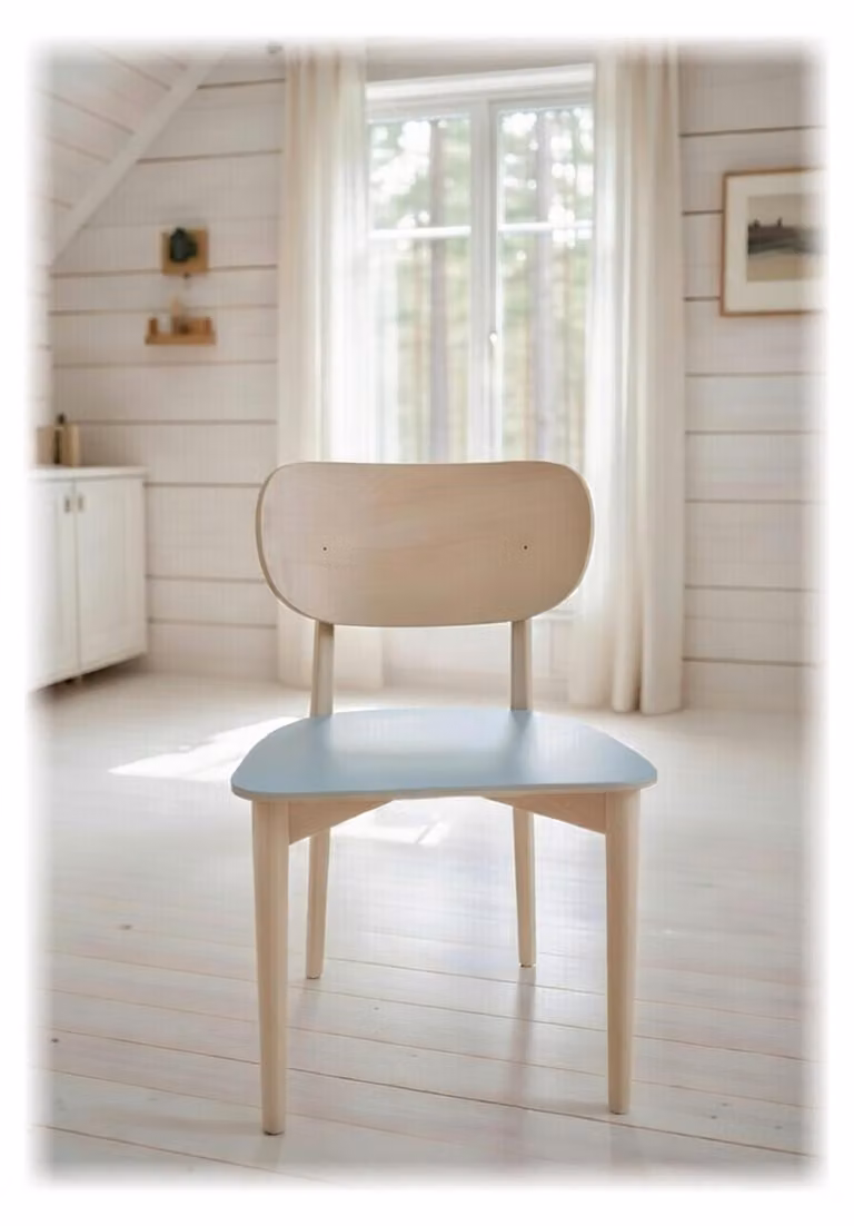 Comoda sedia in legno in stile moderno con seduta blu e struttura robusta