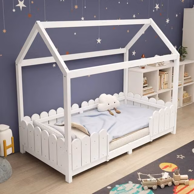 Letto a casa 90x200 cm bianco in legno massello con protezione anticasco e rete a doghe