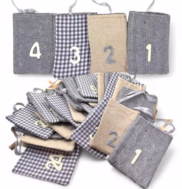 Calendario dell'Avvento da riempire, 24 sacchetti di cotone, 9x11 cm, color beige/grigio