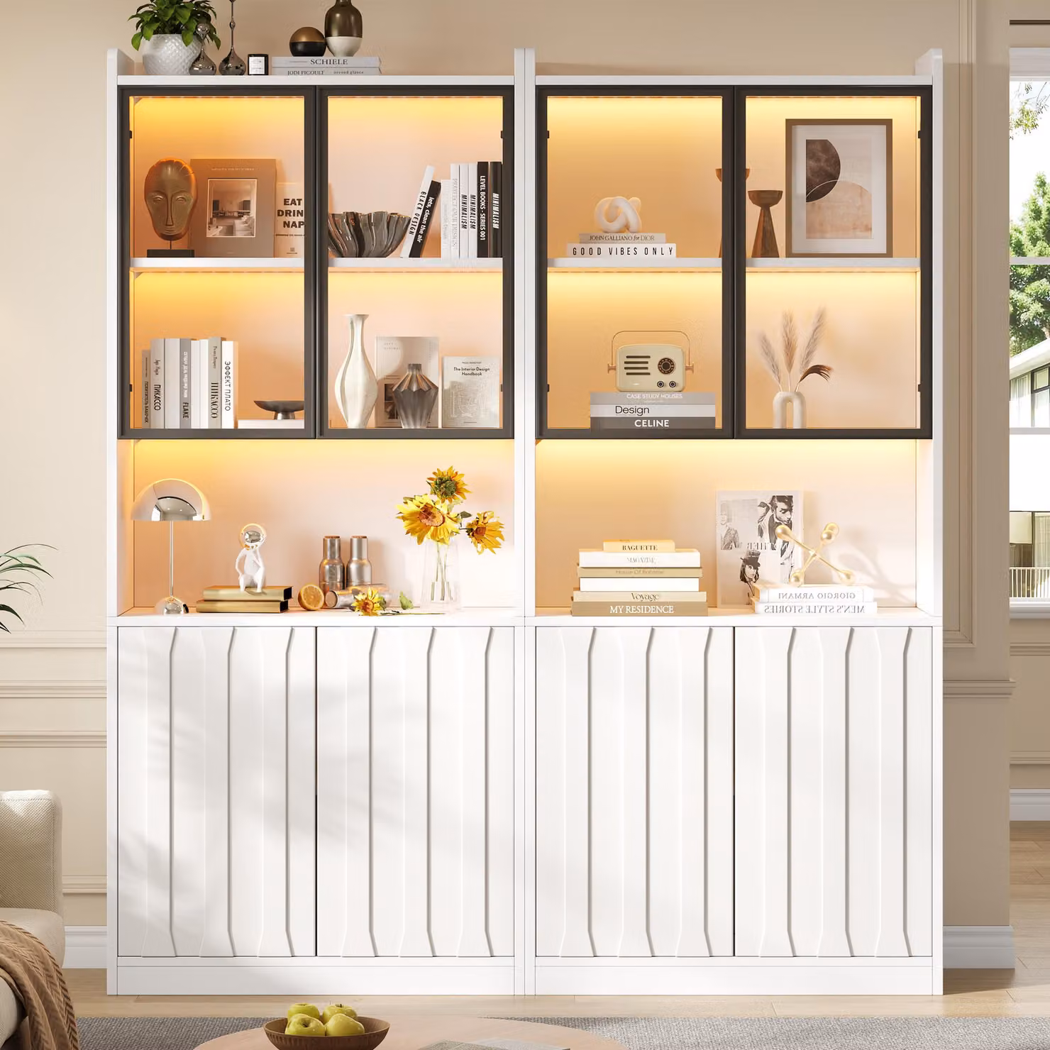 Set di 2 vetrine, dimensioni 160x35x200 cm, 8 ante di cui 4 in vetro, 10 vani portaoggetti, ripiani interni regolabili, illuminazione LED Bluetooth, sistema di apertura a pressione, colore bianco
