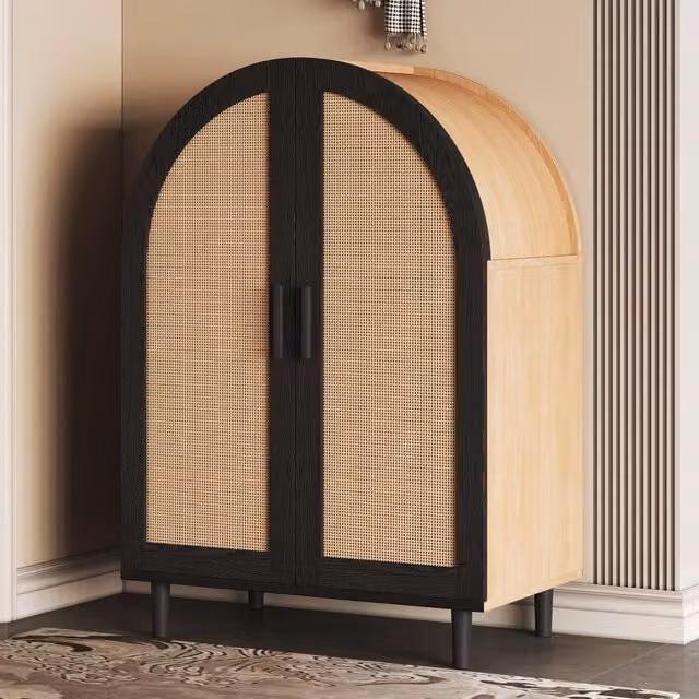 Elegante credenza/scarpiera con esterni arrotondati, ante in rattan traforato e tre ripiani.