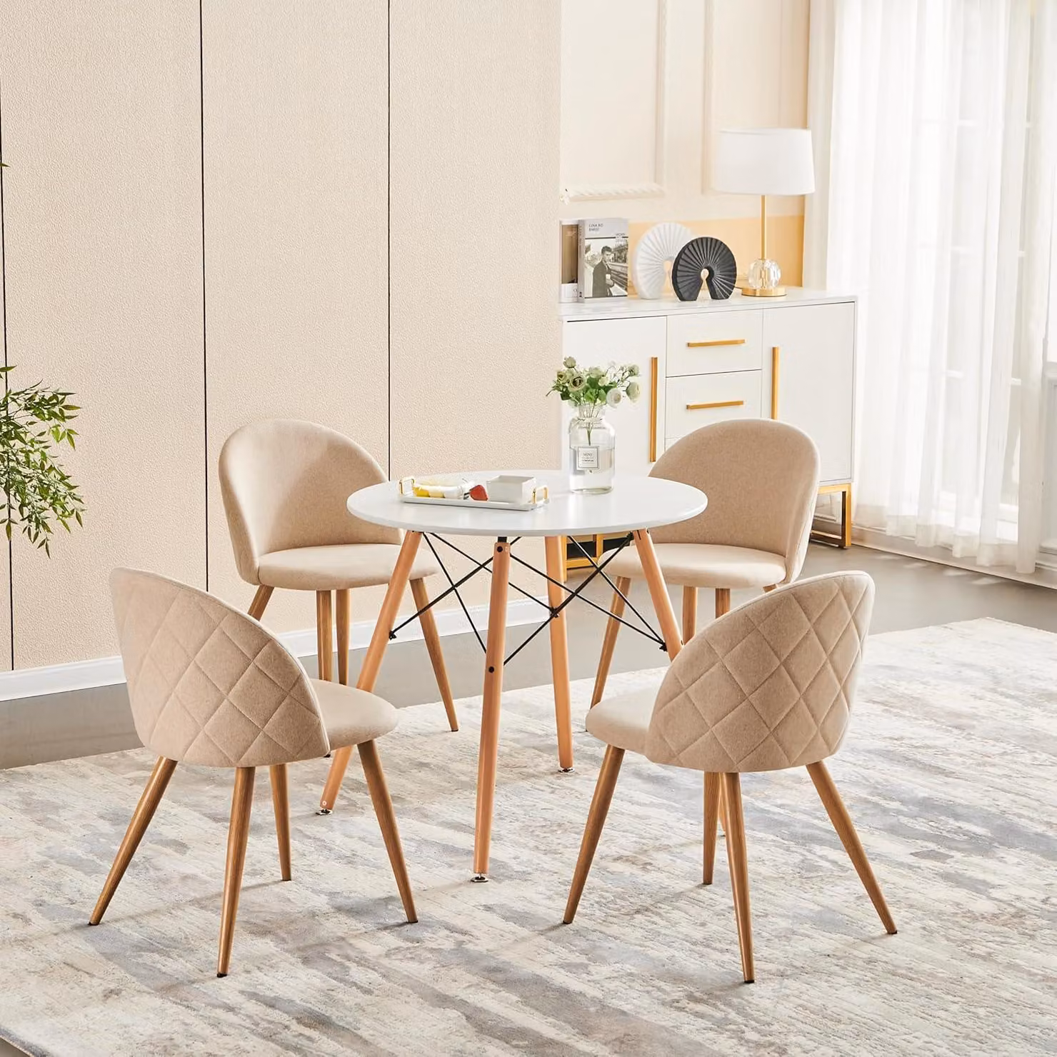 Set di 4 moderne sedie da pranzo a forma di conchiglia, rivestite in tessuto beige chiaro con gambe in metallo, eleganti sedie per la cucina
