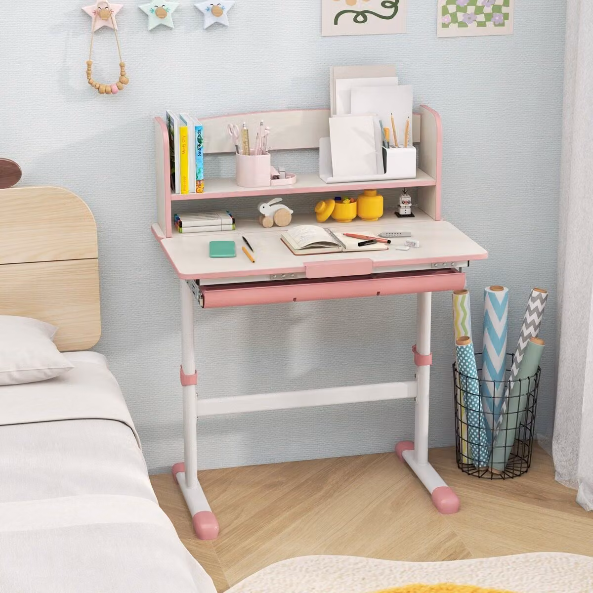 Set scrivania e sedia da studio per bambini Costway, tavolo regolabile in altezza e sedia girevole in rete, colore rosa